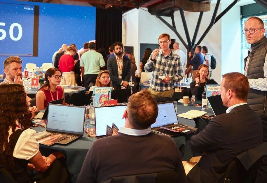 A group working together around laptops during a Lúmina workshop